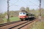 23.4.2011 11:23 ČD 242 212-9 mit einem Personenzug (Os) aus Cheb nach Karlovy Vary in der Nhe des Ortes Kynperk nad Ohř.