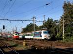 Die 242 250 mit einem Os bei der Einfahrt in den Pilsner Hbf, im Hintergrund steht die 242 218 und wartet auf die Einfahrt.