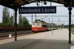 242 211-1 erreicht am 7. Juni 2012 mit ihrem Regionalzug Os 7317 aus Cheb (Eger) den Bahnhof Marinsk Lzně (Marienbad) um nach einen kurzen Halt die Fahrt Richtung Plzeň (Pilsen) fortzusetzen. 