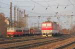 Verkehrsregung auf dem Preburger Hauptbahnhof am 02.03.2012 vorabends – 242 217-8 ČD mit Fernzuggarnitur in den Abstellbereich, 263 012-7 mit Doppelstockeinheit als Regionalzug nach Nov