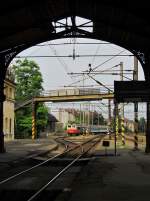 22.6.2014 09:12 ČD 242 218-6 mit einem Personenzug (Os) abgestellt im Bahnhof Karlovy Vary, am Ende des Zuges befindet sich ČD 242 250-9. 