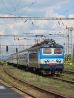 Zum 400. Bild gibt es eine ganz besonders lackierte Lok! 23.7.2014 14:14 ČD 242 208-7 mit einem Schnellzug (R) aus Praha hl.n. bei der Einfahrt in den Zielbahnhof Cheb.