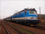 CD 242 208-7 mit Schnellzug R666 richtung Plzeň auf Bahnhof Ražice am 17.12.2016