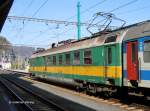 460 001, das Urgestein dieser Baureihe, noch in Farbgebung grün/gelb und mit alten Stromabnehmern am  Sandwich -Zug von/nach Roudnice n.L.