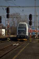 Einfahrt 917 043-0 nach Decin. In Lovosice  findet man noch EZMG Signale mit den sehr langen Schuten.07.03.2015 14:23 Uhr.