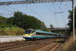 Pendolino 006 unterquert hier am 21.8.2011 die Straßenbrücke an der östlichen Bahnhofeinfahrt von Zabori nad Labem auf dem weiteren Weg nach Prag.