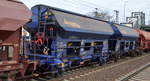 Ein zweiachsiger blauer Schüttgutwagen mit Schwenkdach und dosierbarer Schwerkraftentladung der tschechischen Fa.