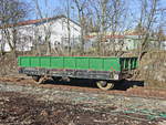 Niederbordanhänger 49 54 9400 718-2 steht im begehbaren Bereich des Bahnhof Frantiskovy Lazne am 18.