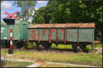 Dieser Klappdeckelwagen (Gattung U) ohne Nummer und leicht rostig stand am 21.05.2022 im Eisenbahnmuseum Jaroměř. Zu sehen ist auch ein altes Bahnübergangswarnsignal. Das querliegende Kreuz ist heute Gelb. Die beiden roten Warnlampen sind geblieben, es kam noch eine dritte weiße Lampe bei freiem Bahnübergang hinzu.
