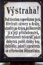 Was mag das heißen ?????  Vystraha heißt Warnung, aber weiter ?  Gußeisernes Schild im Eisenbahnmuseum Zubrnice.23.06.2018 14:07 Uhr.