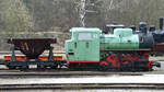 Eine Dampfspeicherlokomotive mit Wagen Anfang April 2018 im Eisenbahnmuseum Lužná u Rakovníka.