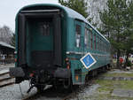 Ein alter Personenwagen Anfang April 2018 im Eisenbahnmuseum Lužná u Rakovníka.