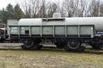 Ein offener Güterwagen auf Rollböcken Anfang April 2018 im Eisenbahnmuseum Lužná u Rakovníka.