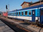 Mit seinen weißen Fensterrahmen fiel der Bmz 61 81 21-91 060-7,am 03.August 2015,im EC 378 auf.Aufnahme in Bergen/Rügen.