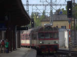 80-29 207-5 an der Spitze des aus Rumburk kommenenden Schnellzuges in Kolin einfahrend.