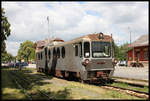 Ein Unikum auf Schmalspur Gleisen ist ohne Frage die kleine Triebwagen Baureihe M 27 der JHMD in Jindrichuv Hradec, die seinerzeit aus ehemaligen PKP Triebwagen entstand. M 27002 ist hier gerade aus Obratan in Jindrichuv Hradec angekommen und hat bereits die Stirnlichter für die nächste Fahrt geschaltet! Wegen ihrer runden Fenster haben die VT den Spitznamen Nautilus erhalten, was an den Film  20000 Meilen unter dem Meer  mit Kapitän Nemo angelehnt ist.