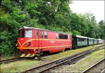 T 470.011 mit einem Personenwagen nach Nova Bystrice am 12.7.2016 im Schmalspurbahnhof Jindrichuv Hradec.