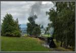 Lok 5  Petka  der Industrie-Museumsbahn Mladejov mit typischem Zug und Bremserbesatzung verlsst das Ortsgefge Mladejov (dt. Blosdorf) und taucht in die Wlder ein, 10.9.2011