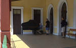 Ein Klavierspieler verkürzt die Wartezeit der Reisenden in Usti nad Orlici.