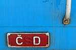 Was macht man mit fest angebrachten und massiven Schildern an Eisenbahnfahrzeugen, wenn der Inhalt nicht mehr ganz richtig ist? Das kann man ganz pragmatisch lösen, wie hier bei einem Wagen des