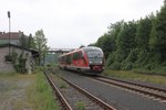 Bei trüber Witterung war am 24.5.2016 der DB Desiro 642032 in Tschechien unterwegs. Hier verläßt er um 17.46 Uhr den Bahnhof Dolni Poustevna in Richtung Endbahnhof Rumburk.