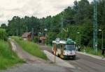 Nur einen Katzensprung von der deutschen Grenze entfernt verkehrt die idyllische  Überlandstraßenbahn von Liberec nach Jablonec, hier Tw 28 am 15.06.2013 in der Haltestelle Prosec Posta.