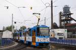 Ein vom T6A5 1138 geführtes Tandem der Linie 1 nach Dubina bei der Ausfahrt aus der Haltestelle Dolni Vitkovice.