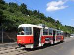 8063 ist an einem heißen Junitag im Einsatz als Linie 5, nächst der Haltestelle Čechův-most in der Tschechischen Hauptstadt; 140612