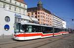 Tschechien / Straßenbahn (Tram) Brno / Brünn: Vario LF2R.E - Wagen 1127 sowie Vario LFR.E - Wagen 1580 von Dopravní podnik města Brna a.s. (DPMB), aufgenommen im März 2017 am Hauptbahnhof der tschechischen Stadt Brünn. 