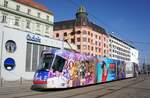 Tschechien / Straßenbahn (Tram) Brno / Brünn: Škoda 13T Elektra - Wagen 1920 von Dopravní podnik města Brna a.s. (DPMB), aufgenommen im März 2017 am Hauptbahnhof der tschechischen Stadt Brünn. 