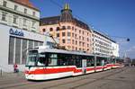 Tschechien / Straßenbahn (Tram) Brno / Brünn: Vario LF2R.E - Wagen 1083 sowie Vario LFR.E - Wagen 1582 von Dopravní podnik města Brna a.s. (DPMB), aufgenommen im März 2017 am Hauptbahnhof der tschechischen Stadt Brünn. 