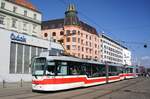 Tschechien / Straßenbahn (Tram) Brno / Brünn: Vario LF2R.E - Wagen 1093 sowie Vario LFR.E - Wagen 1573 von Dopravní podnik města Brna a.s. (DPMB), aufgenommen im März 2017 am Hauptbahnhof der tschechischen Stadt Brünn. 