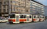 Straßenbahn Brno/Brünn: Der 1986 in Dienst gestellte KT8D5 1701 gehört zur Nullserie, von der Tatra insgesamt 10 Stück an die Verkehrsbetriebe Brno (2), Praha (4), Most (2) und Kosice (2) lieferte. Das Mittelteil wurde später durch ein Niederflurteil ersetzt. Aufnahme im Juli 1989.