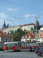 Eine Tatra T3 in Prag. Im Hintergrund die Prager Burg (September 2012)