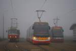 Die T3R.P 8484 + 8485 und der 15T 9309 warten bei dichtem Nebel in der Endstelle Sidliste Barranduv ihre Ausgleichszeit ab, während sich der 15T4 9407 als Linie 5 auf die Reise ins Zentrum begibt. (22.10.2019)