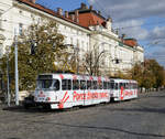 Die beiden Tatra T3 Triebwägen 8512 und 8511 versahen am  23. Oktober 2021 auf der Linie 22 ihren Dienst und wurde von mir vor der Kulisse der Dlabačov Kaserne fotografiert.