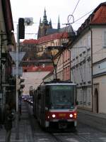 Eine KT8D5 (Nummer 8655) kurz vor der Haltestelle  Malostransk  (Prag 01.12.07).