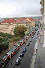 In anderen Stdten stehen Autos im Stau, in Prag die Trambahnen: Morgentliche Rush-Hour in der Na Morani