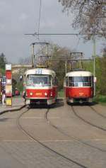 Eine kommt und eine geht. Zwei T3-Zge der Linie treffen sich hinter der Prager Burg ('Prask hrad'). Prag, 2010-04-28.