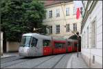 Moderne Niederflurtram in historischer Altstadt.