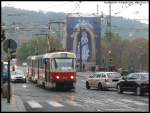 7210 der Prager Straenbahn hat gerade die Brcke Legi berquert und passiert nun das Tanzende Haus und fhrt anschlieend die Haltestelle Nrodn divadlo an (24.10.2011)