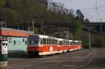 Ein  Viererzug  der Linie 3 in Praha - Branik, ist natürlich getürkt, der Fahrer des 2. TW fuhr extra dicht auf, als er den Fotografen sah.... 24.04.2015 17:06 Uhr. Praha Branik.


.