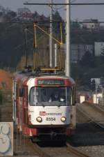 Ein aufgepeppter Tatra Zug, hier als Linie 17 nach Sidliste Modrany, abgelichtet auf der Strassenbahntrasse in Prag Branik, 24.04.2015, 17:18 Uhr