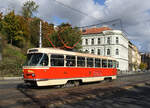 Der Vorserienwagen 6102 (Baujahr 1961) war am Vormittag des 25. Oktober 2021 für den Einsatz auf der Museumslinie 42 eingeteilt und wurde dabei von mir am Nábřeží Edvarda Beneše fotografiert.