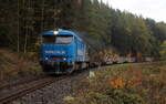 Pn 54130 von Sokolov nach Rotava kurz vor Einfahrt in Olovi am 26.10.2022 mit der 749 262 und mehreren leeren Rungenwagen. 