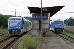 CD 841 014-4 als Os 8347 (Jihlava - Pocatky-Zirovnice) und CD 841 001-1 als Os 28307 (Kostelec u Jihlavy - Slavonice) am 29.Juli 2018 im Bahnhof Kostelec u Jihlavy.