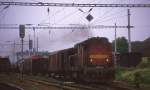 T 4662067 fährt am 20.6.1988 um 19.00 Uhr mit einem Güterzug in Nepomuk in Richtung Plzen aus.