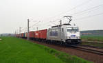 386 026 der Metrans schleppte am 04.04.17 einen langen Containerzug durch Rodleben Richtung Roßlau.
