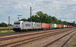 386 017 führte neben 386 013 einen Containerzug am 05.08.17 durch Weißig (b.