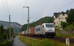 386 018 zog am Abend des 13.06.16 ihren Containerzug unter einem Regenbogen durch Stadt Wehlen Richtung Dresden.